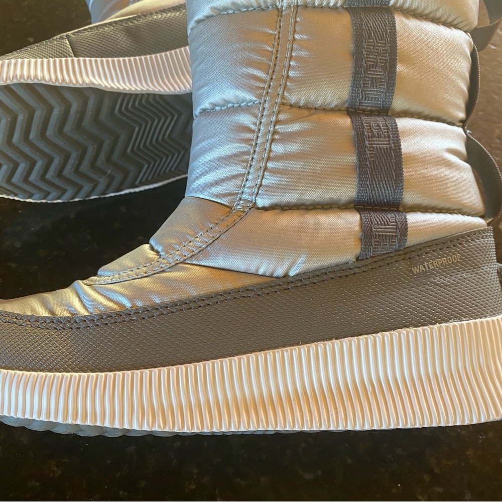 Sorel Women's Out N About Mid Puffy waterproof Boots